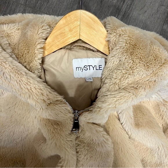 3 for $20 Super soft, faux fur, plushy hoodie. Lined, Roomy & warm. Size L - Picture 2 of 8